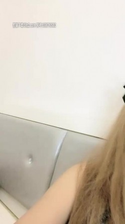 人间水蜜桃高颜值妖艳妹子道具自慰，特写跳蛋塞入微毛粉穴菊花拉扯，大黑牛震动高潮出水 截图4