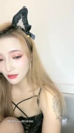 人间水蜜桃高颜值妖艳妹子道具自慰，特写跳蛋塞入微毛粉穴菊花拉扯，大黑牛震动高潮出水 截图11