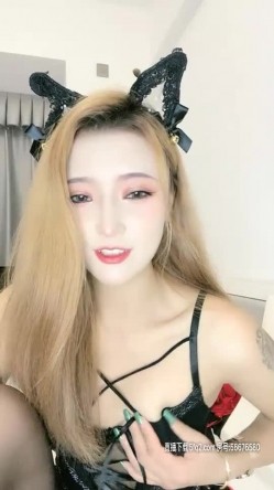 人间水蜜桃高颜值妖艳妹子道具自慰，特写跳蛋塞入微毛粉穴菊花拉扯，大黑牛震动高潮出水 截图14