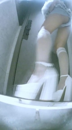 夜总会酒吧女厕后拍各种黑丝高跟 美女如云其中几个性感圆臀大屁股 截图10