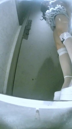 夜总会酒吧女厕后拍各种黑丝高跟 美女如云其中几个性感圆臀大屁股 截图11