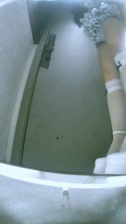 夜总会酒吧女厕后拍各种黑丝高跟 美女如云其中几个性感圆臀大屁股 截图12