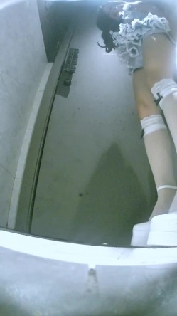 夜总会酒吧女厕后拍各种黑丝高跟 美女如云其中几个性感圆臀大屁股 截图13