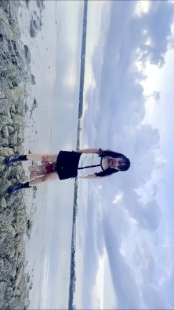 顶级露出【TonyJ和贝贝】付费，餐厅景区全裸露出野战调教，全程露脸 截图1