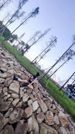 顶级露出【TonyJ和贝贝】付费，餐厅景区全裸露出野战调教，全程露脸 截图2