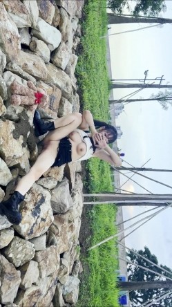 顶级露出【TonyJ和贝贝】付费，餐厅景区全裸露出野战调教，全程露脸 截图4