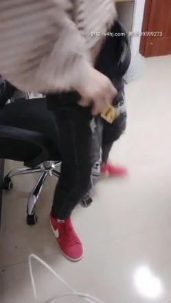 办公室的小姐姐勾搭男同事玩大鸡巴，被小哥撕开丝袜玩逼，跑到卫生间后入草骚逼的屁股，道具抽插玩弄呻吟2 截图2