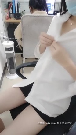 办公室的小姐姐勾搭男同事玩大鸡巴，被小哥撕开丝袜玩逼，跑到卫生间后入草骚逼的屁股，道具抽插玩弄呻吟2 截图15