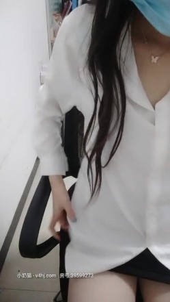 办公室的小姐姐勾搭男同事玩大鸡巴，被小哥撕开丝袜玩逼，跑到卫生间后入草骚逼的屁股，道具抽插玩弄呻吟2 截图16