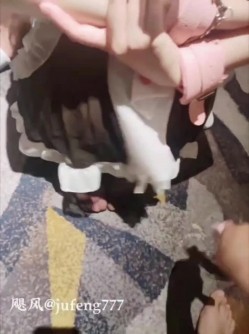 极品丝袜美臀 淫妻博主【飓风】VIP粉丝群资源，携娇妻群P单男 淫乱盛宴 在老公面前被单男肏喷 太羞耻了 截图16