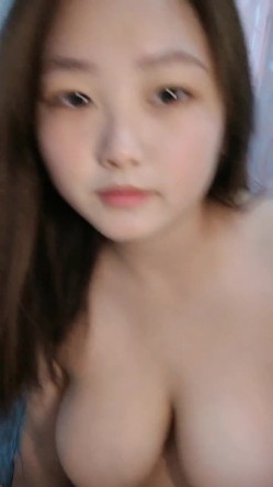 素颜妹子肉肉微胖，童颜巨乳丰满可人，主动展示美粉粉鲍鱼着实诱惑 截图2