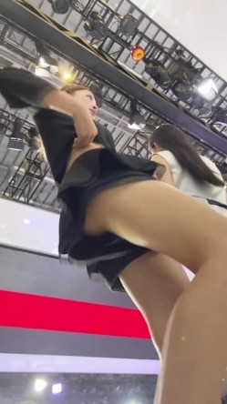 [超级裙底]最新2023上海车展各色美女模特 总有一款你喜欢 截图1