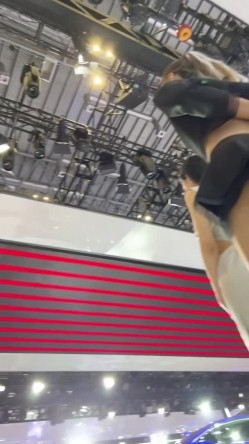 [超级裙底]最新2023上海车展各色美女模特 总有一款你喜欢 截图2