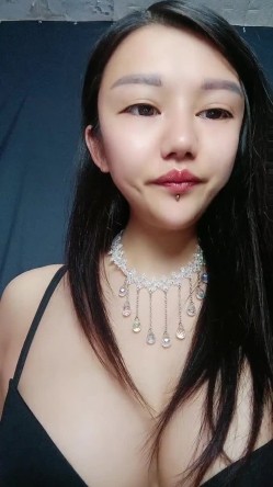 长发飘飘的妹子，身材匀称舞蹈老师，动作大方，撅起屁股扒开内裤露出黑鲍鱼侧面掰穴蝴蝶逼特写黑木耳 截图4