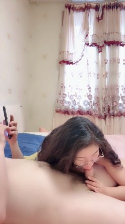 超反差眼镜少妇【95全能阿姨】体制内夫妻下海赚外快，疯狂舔脚性爱，真实爽死 截图3