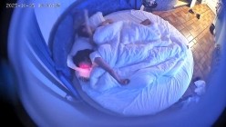 酒店情趣圆床偷拍 时尚前卫打扮男女开房有点角色互换性别的意思 截图8
