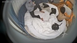 酒店情趣圆床偷拍 时尚前卫打扮男女开房有点角色互换性别的意思 截图16