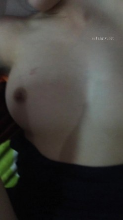 《换妻俱乐部泄密流出》绿帽老公带着老婆和其他男人玩3P,4P 完美露脸 截图3