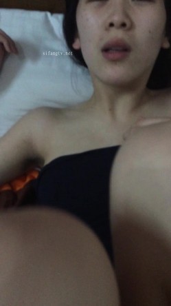 《换妻俱乐部泄密流出》绿帽老公带着老婆和其他男人玩3P,4P 完美露脸 截图5