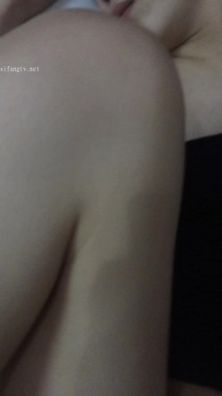 《换妻俱乐部泄密流出》绿帽老公带着老婆和其他男人玩3P,4P 完美露脸 截图6
