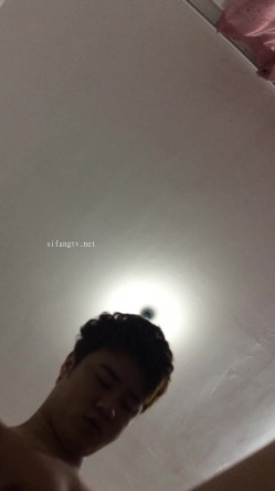 《换妻俱乐部泄密流出》绿帽老公带着老婆和其他男人玩3P,4P 完美露脸 截图12