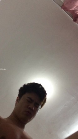 《换妻俱乐部泄密流出》绿帽老公带着老婆和其他男人玩3P,4P 完美露脸 截图13