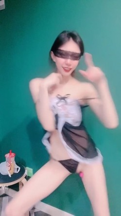 ️骚浪母狗【妮妮老师】熟妇情趣网袜塞跳蛋裸舞口爆大力猛操 截图8