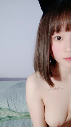 极品颜值清纯系美女为赚钱下海 ，长相清纯乖巧文静，全裸自慰诱惑，掰穴特写揉搓阴蒂，双指插入扣弄低声娇喘 截图3