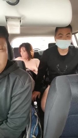 河南老王给两个性饥渴的良家少妇找猛男最近疫情开房有点严来点刺激的玩车震3P 截图13