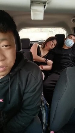 河南老王给两个性饥渴的良家少妇找猛男最近疫情开房有点严来点刺激的玩车震3P 截图14