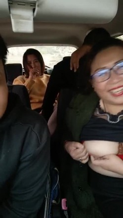 河南老王给两个性饥渴的良家少妇找猛男最近疫情开房有点严来点刺激的玩车震3P 截图15