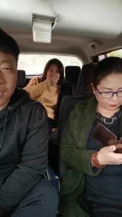 河南老王给两个性饥渴的良家少妇找猛男最近疫情开房有点严来点刺激的玩车震3P 截图16
