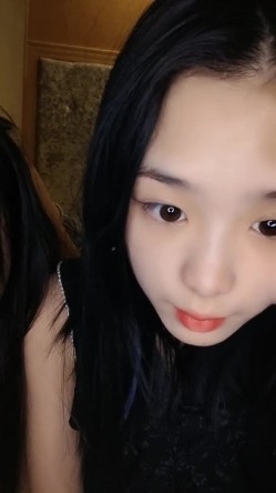 南宁表妹-18岁梦涵 ️：淫乱6P，小屁孩内射姐姐，梦涵被操到尿尿，逼逼都疼了，都被你肏痛了，你倒是爽了哦哦哦又被你内射，一个个内射 强！ 截图1