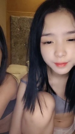 南宁表妹-18岁梦涵 ️：淫乱6P，小屁孩内射姐姐，梦涵被操到尿尿，逼逼都疼了，都被你肏痛了，你倒是爽了哦哦哦又被你内射，一个个内射 强！ 截图3