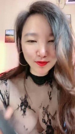 丰乳肥臀御姐【欧美鹿鹿】顶级大肥臀，拨开内裤跪沙发被后入，骑乘位猛坐，爽翻白浆四溅 截图4