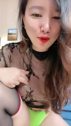 丰乳肥臀御姐【欧美鹿鹿】顶级大肥臀，拨开内裤跪沙发被后入，骑乘位猛坐，爽翻白浆四溅 截图9