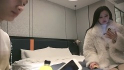 探花朗李寻欢_深夜场花臂网红脸外围妹，特写抠B对着镜头骑坐后入奶子一晃一晃 截图1