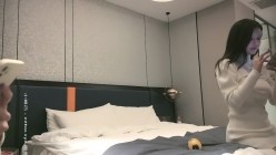 探花朗李寻欢_深夜场花臂网红脸外围妹，特写抠B对着镜头骑坐后入奶子一晃一晃 截图2