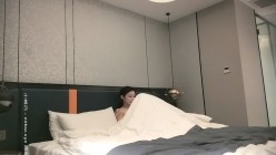 探花朗李寻欢_深夜场花臂网红脸外围妹，特写抠B对着镜头骑坐后入奶子一晃一晃 截图4