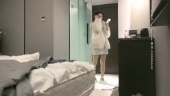 探花朗李寻欢_深夜场花臂网红脸外围妹，特写抠B对着镜头骑坐后入奶子一晃一晃 截图14