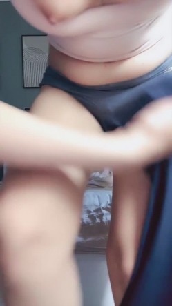 清纯单眼皮美少女【04月月曦】饱满美乳 圆圆翘臀 逼毛又黑又密很性感 主动扒逼看内穴 截图9