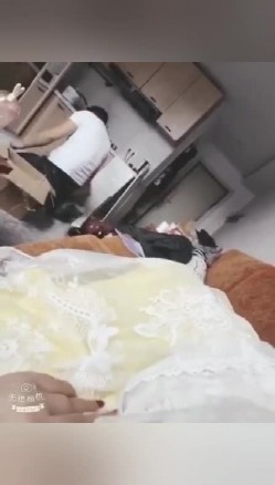 快手巨乳 ·欧阳娜娜· 骚逼一个，老公在干活，自己躺睡椅上自慰！ 截图5