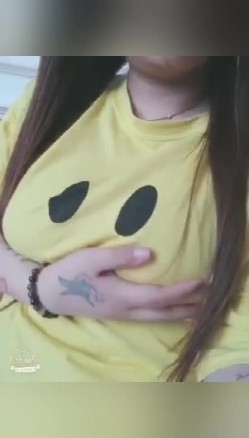快手巨乳 ·欧阳娜娜· 骚逼一个，老公在干活，自己躺睡椅上自慰！ 截图7