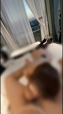 大家都应该很喜欢小母狗吧？第一次含着骨头被操，叫床声好骚！最后含着骨头被颜射特别的刺激！ 截图1