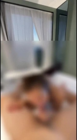 大家都应该很喜欢小母狗吧？第一次含着骨头被操，叫床声好骚！最后含着骨头被颜射特别的刺激！ 截图5