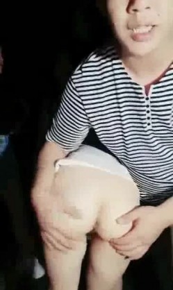 户外冰冰老师三个性饥渴淫骚少妇床上发骚和闺蜜老公到户外啪啪 截图14