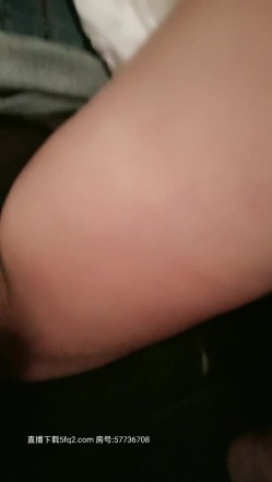 人妻的诱惑露脸很迷人，大奶子大屁股约出来玩个车震，真他么骚蝴蝶逼水好多，主动口交车上车下爆草射脸上 截图1