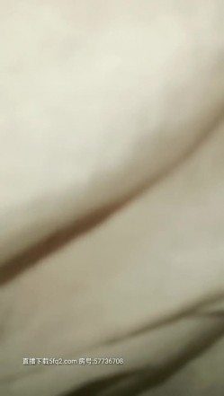 人妻的诱惑露脸很迷人，大奶子大屁股约出来玩个车震，真他么骚蝴蝶逼水好多，主动口交车上车下爆草射脸上 截图2