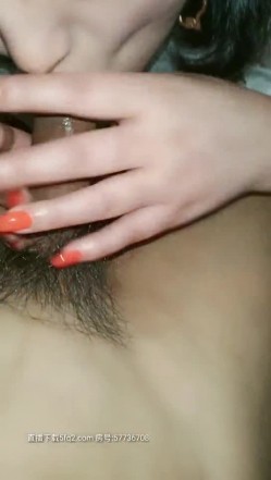 人妻的诱惑露脸很迷人，大奶子大屁股约出来玩个车震，真他么骚蝴蝶逼水好多，主动口交车上车下爆草射脸上 截图5