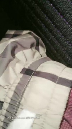 人妻的诱惑露脸很迷人，大奶子大屁股约出来玩个车震，真他么骚蝴蝶逼水好多，主动口交车上车下爆草射脸上 截图9